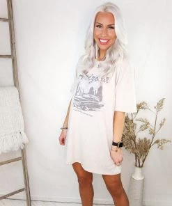 Le Lis Arizona Short Sleeve Graphic T-Shirt