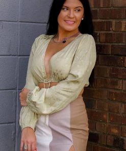 Le Lis Women's Clothing Green Satin Star Print Long Sleeve Blouse